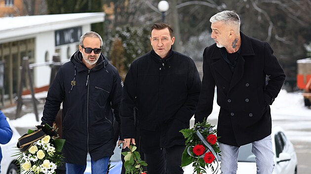 Na pohřeb herce Pavla Nečase v Brně dorazili mimo jiné herec Matouš Rajmont (vpravo) s fotbalistou Vladimírem Šmicrem (uprostřed). (9. ledna 2026)