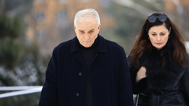 Na pohřeb herce Pavla Nečase v Brně dorazil také herec Lukáš Vaculík s manželkou. (9. ledna 2026)