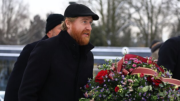 Na pohřeb herce Pavla Nečase v Brně dorazil také hokejista Jakub Voráček (vlevo). (9. ledna 2026)