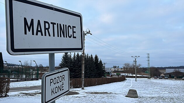 Kriminalisté v Martinicích na Příbramsku vyšetřuji okolnosti nálezu mrtvého novorozeněte u místních stájí. (7. ledna 2026)