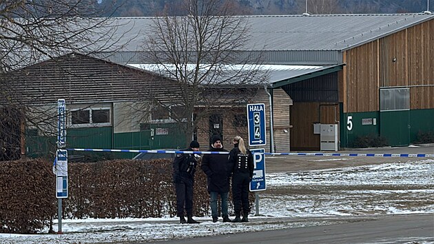 Kriminalisté v Martinicích na Příbramsku vyšetřuji okolnosti nálezu mrtvého novorozeněte u místních stájí. (7. ledna 2026)