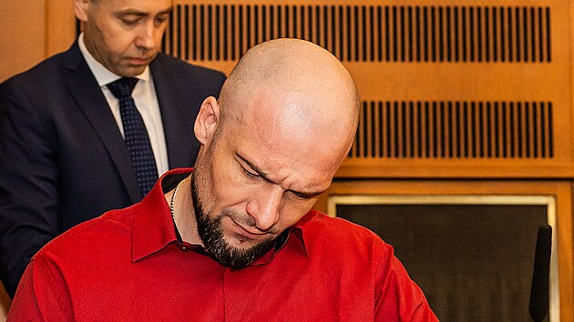 U Krajského soudu v Hradci Králové začalo hlavní líčení se dvěma obžalovanými, kteří podle spisu v Pohodli u Litomyšle utýrali spoutaného muže. Jeho tělo uvařili a zbytku tkání a kostí se zbavili různými způsoby. Vězeňská sužba přivádí do soudní síně obžalovaného Pavla Jirečka (v červené košili) a Alexandra Golubničenka. (15. dubna 2024)