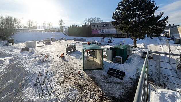 Kryté mobilní kluziště hokejistům a krasobruslařům částečně nahradí chátrající zimní stadion. (6. ledna 2026)