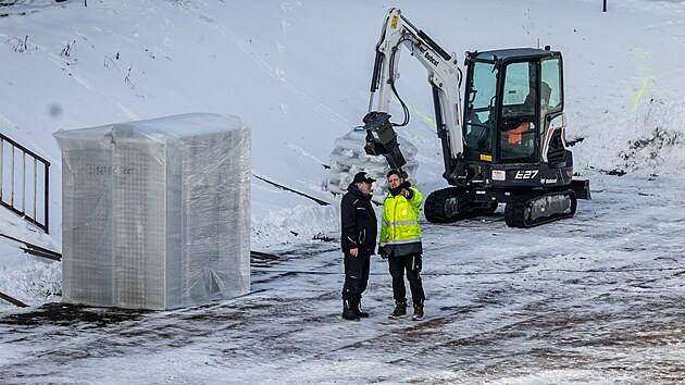 Kryté mobilní kluziště hokejistům a krasobruslařům částečně nahradí chátrající zimní stadion. (6. ledna 2026)