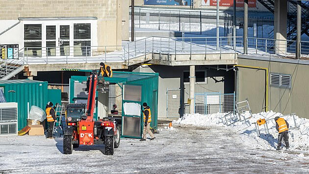 Kryté mobilní kluziště hokejistům a krasobruslařům částečně nahradí chátrající zimní stadion. (6. ledna 2026)