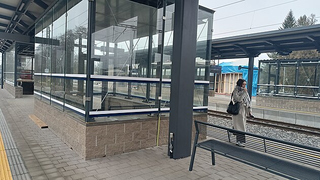 Prosklené budky na nástupištích jsou čekárny, v nichž se cestující mohou schovat před nepřízní počasí. Inspiraci pro jejich zřízení si Správa železnic vzala v Rakousku. V Přibyslavi však zatím moc využívané nejsou. K čemu přístřešky slouží, totiž cestující nevědí a označení zatím chybí.