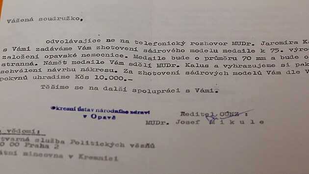 Za vyhotovení podkladu pro medaili dostala sochařka Marie Uchytilová-Kučová na svou dobu nevídaný honorář.