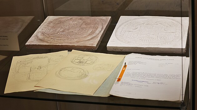 K vidění je i původní návrh pamětní mince opavské nemocnice z roku 1975. Cenzoři jej pak změnili.