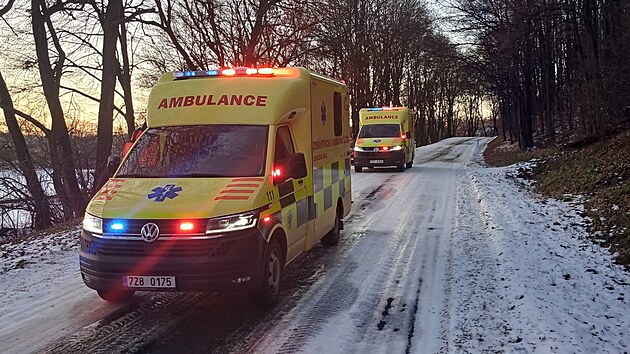 Záchranáři u nehody mezi Zádveřicemi a Vizovicemi na Zlínsku. (3. leden 2026)