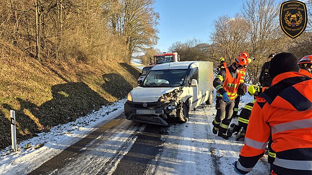 Záchranáři u nehody mezi Zádveřicemi a Vizovicemi na Zlínsku. (3. leden 2026)
