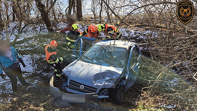 Záchranáři u nehody mezi Zádveřicemi a Vizovicemi na Zlínsku. (3. leden 2026)