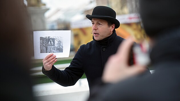 Mezinárodní den švihlé chůze oslavili ve středu odpoledne recesisté a příznivci britské komediální skupiny Monty Python v Jihlavě. (7. ledna 2026)