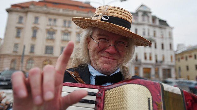 Mezinárodní den švihlé chůze oslavili ve středu odpoledne recesisté a příznivci britské komediální skupiny Monty Python v Jihlavě. (7. ledna 2026)