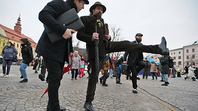 Mezinárodní den švihlé chůze oslavili ve středu odpoledne recesisté a příznivci britské komediální skupiny Monty Python v Jihlavě. (7. ledna 2026)