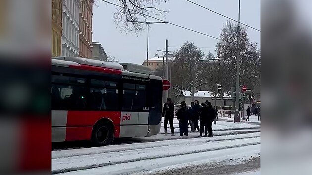 Mladíci při kalamitě v Praze pomáhali roztlačit autobus. (9. ledna 2026)