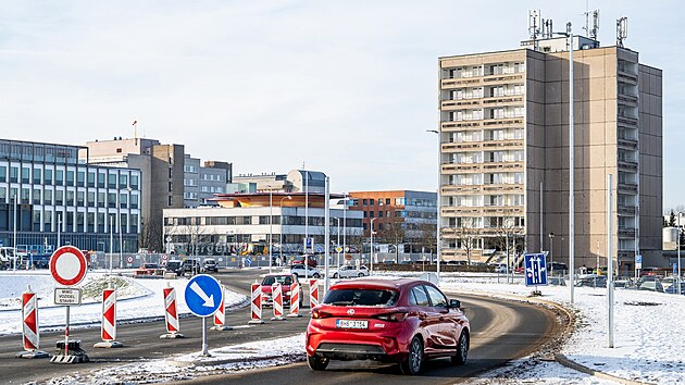 Příjezdová silnice do Fakultní nemocnice Hradec Králové (5. ledna 2026)
