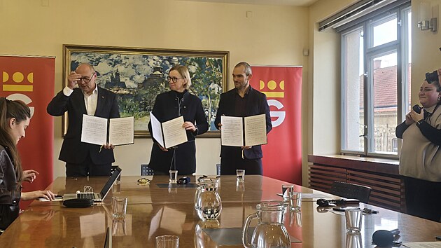 Hradecký hejtman Petr Koleta (vlevo), hradecká primátorka Pavlína Springerová (HDK) a ředitel mezinárodního triatlonového závodu Ironman 70.3 Roman Šinkovský podepsali memorandum o spolupráci mezi krajem, městem a pořadateli. (6. ledna 2026)