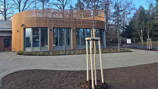 U Košuteckého jezírka v Plzni už stojí zcela nová budova. Ta má sloužit dětské skupině i pro občerstvení.