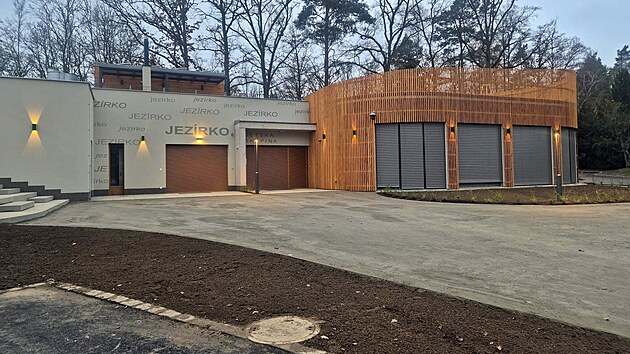 U Košuteckého jezírka v Plzni už stojí zcela nová budova. Ta má sloužit dětské skupině i pro občerstvení.