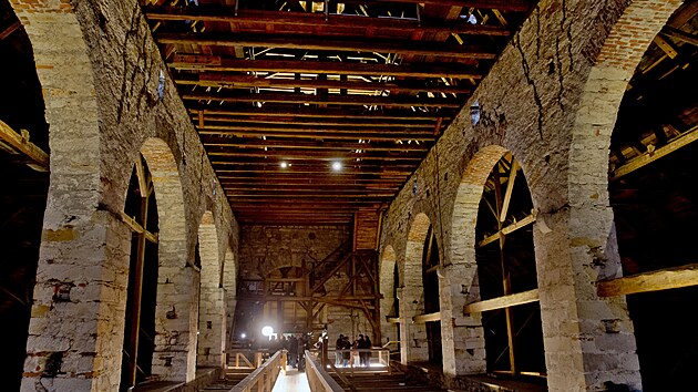 Začínají práce na rekonstrukci střechy katedrály sv. Bartoloměje v Plzni. Nová krytina bude zřejmě ze Španělska. (8. ledna 2026)