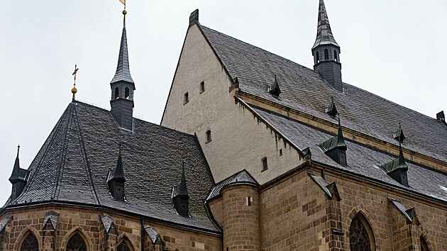 Začínají práce na opravě střechy katedrály sv. Bartoloměje v Plzni. (8. ledna 2026)