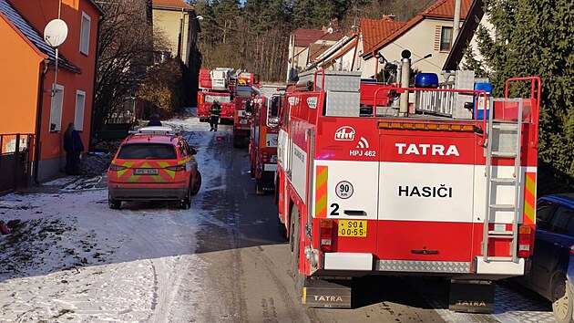 Při požáru v rodinném domě ve Dnešicích uhynul pes, kočka dostala kyslíkovou terapii. (7. ledna 2025)