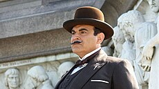 Herec David Suchet jako Hercule Poirot, patrně nejslavnější představitel...