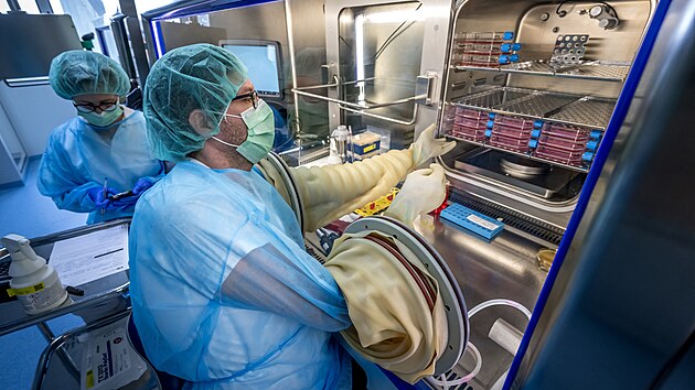 Laboratoř na výrobu kůže v centru buněčné produkce Univerzitní nemocnice kantonu Vaud ve Švýcarsku pomáhá se záchranou pacientů, kteří utrpěli popáleniny při požáru v baru v Crans-Montaně. (13. ledna 2026)