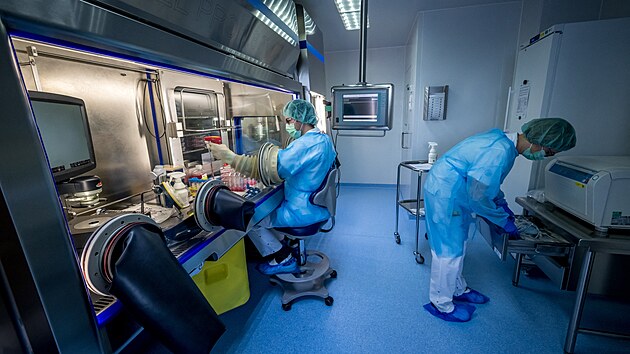 Laboratoř na výrobu kůže v centru buněčné produkce Univerzitní nemocnice kantonu Vaud ve Švýcarsku pomáhá se záchranou pacientů, kteří utrpěli popáleniny při požáru v baru v Crans-Montaně. (13. ledna 2026)