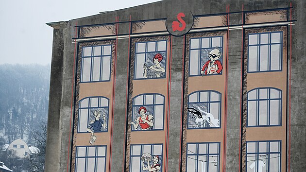 Na administrativní budově bývalých Schichtových závodů v Ústí nad Labem na Střekově, později známých jako Setuza, se objevila velkoformátová malba. (leden 2026)