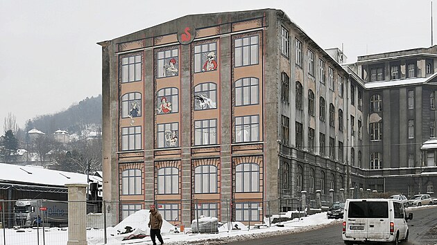 Na administrativní budově bývalých Schichtových závodů v Ústí nad Labem na Střekově, později známých jako Setuza, se objevila velkoformátová malba. (leden 2026)
