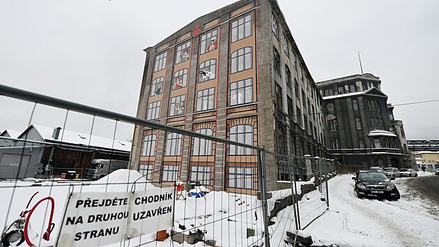 Na administrativní budově bývalých Schichtových závodů v Ústí nad Labem na Střekově, později známých jako Setuza, se objevila velkoformátová malba. (leden 2026)