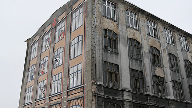 Na administrativní budově bývalých Schichtových závodů v Ústí nad Labem na Střekově, později známých jako Setuza, se objevila velkoformátová malba. (leden 2026)
