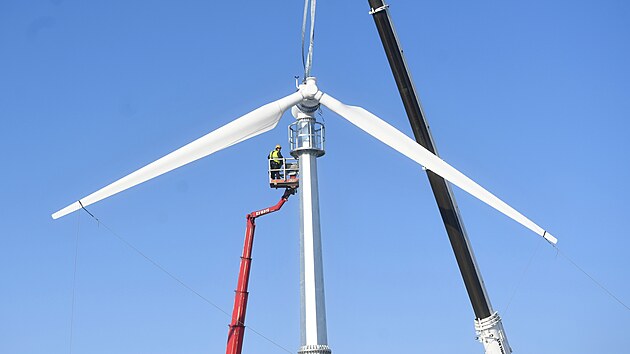 Stavba větrn&eacute; elektr&aacute;rny v Doksanech na Litoměřicku (19. ledna 2026)