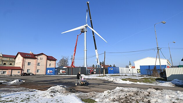 Stavba větrn&eacute; elektr&aacute;rny v Doksanech na Litoměřicku (19. ledna 2026)