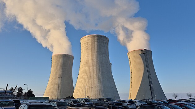 Z chladicích železobetonových věží Jaderné elektrárny Dukovany (EDU) stoupá bílá vodní pára.