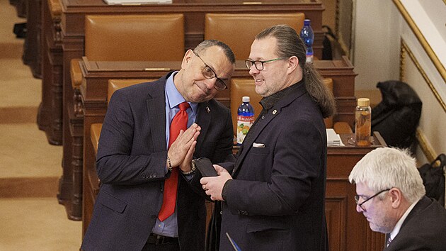 Schůze Poslanecké sněmovny. Vyslovení důvěry vládě. Na snímku Tomáš Doležal a Jaroslav Foldyna (SPD). (14. ledna 2026)
