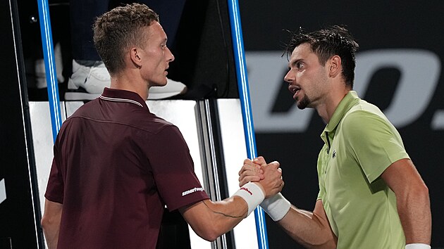 Jiří Lehečka (vlevo) gratuluje svému přemožiteli v prvním kole Australian Open...