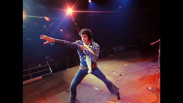 Snímek z filmu EPiC: Elvis Presley in Concert