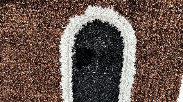 Opilec udělal hlavou díru do perníkové chaloupky v parku Na Sadech v Českých Budějovicích.