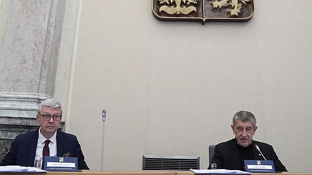 Premiér a předseda ANO Andrej Babiš s vicepremiérem Karlem Havlíčkem při jednání vlády (12. ledna 2026)