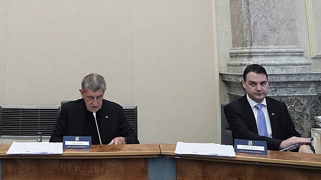 Premiér a předseda ANO Andrej Babiš s ministrem zahraničí a předsedou Motoristů Petrem Macinkou při jednání vlády (12. ledna 2026)