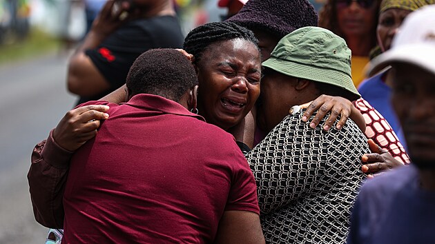Nejméně 13 dětí zahynulo při srážce minibusu s nákladním vozem v Jihoafrické republice (13. ledna 2026)