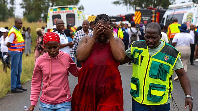 Nejméně 13 dětí zahynulo při srážce minibusu s nákladním vozem v Jihoafrické republice (13. ledna 2026)