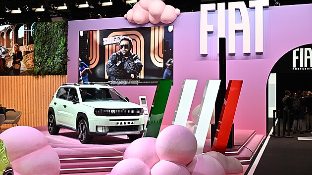 Koncern Stellantis se bruselské přehlídky zúčastnil se všemi svými evropskými značkami. Zde je ležérní expozice Fiatu.