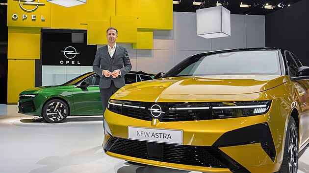 Opel zase vsadil na světla. Modernizovaná Astra má svítící logo a linky, které ji propojují s maskou a adaptivními světlomety Intelli-Lux HD, které disponují více než 50 tisíci LED segmenty.