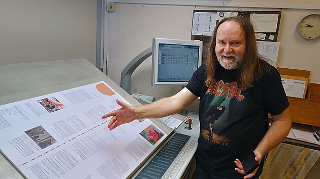 Dlouhé vlasy, vousy a rockové triko. V jiném oblečení lze ředitele havlíčkobrodských tiskáren Petra Kletečku spatřit jen výjimečně. „Asi mám štěstí. Pracovat v bankovnictví nebo oboru, kde se předpokládá dress code, bylo by to nemožné,“ směje se.