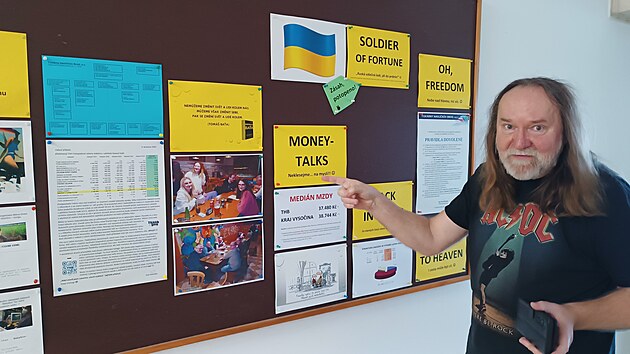 Na nástěnkách tiskáren Petr Kletečka zveřejňuje vše, co by měli pracovníci podniku vědět. Mimo jiné to jsou pravidelné reporty nebo srovnání mezd. Místo je ale i na citáty a slogany oblíbených kapel nebo alespoň základní podpora demokracii a Ukrajině. Petr Kletečka totiž patří k hlasům Milionu chvilek pro demokracii v Havlíčkově Brodě.