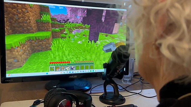 Jednaosmdesátiletá Sue Jacquotová streamuje své hraní Minecraftu, aby pomohla zaplatit za léčbu svého vnuka.