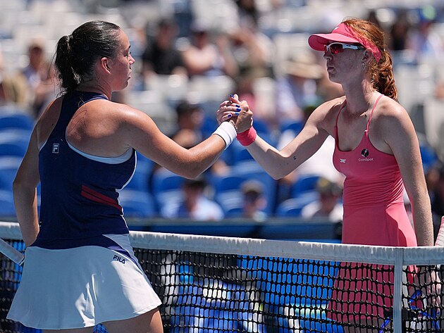 Tereza Valentová přijímá gratulaci od Mai Jointové po prvním kole Australian...